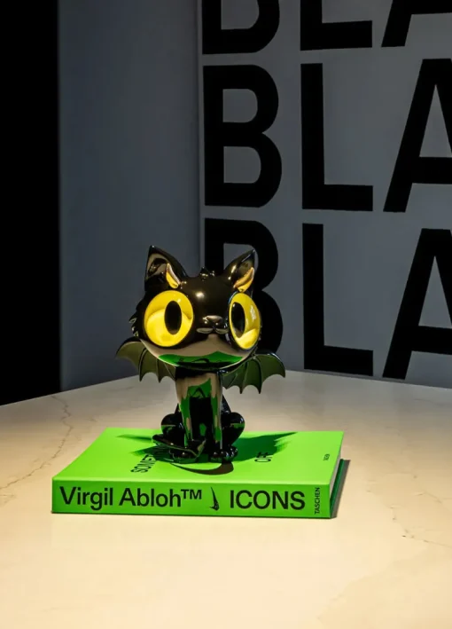 Little Devil Cat - Sculpture de Javier Calleja