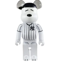 1000% MLB x Peanuts Bearbrick Snoopy (New York Yankees)